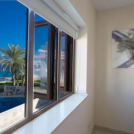 Imagine Your Family Renting A Luxury Holiday Close To Paralimni's Main Attractions, 1221 וילה *