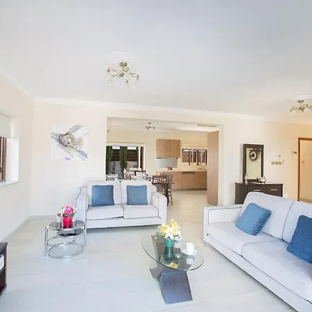 Imagine Your Family Renting A Luxury Holiday Close To Paralimni's Main Attractions, 1221 וילה פאראלימני