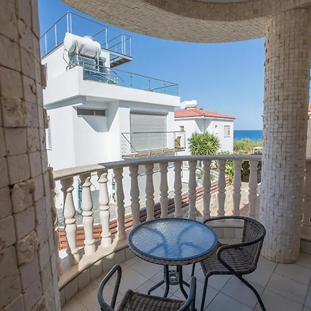 Imagine Your Family Renting A Luxury Holiday Close To Paralimni's Main Attractions, 1221 וילה פאראלימני
