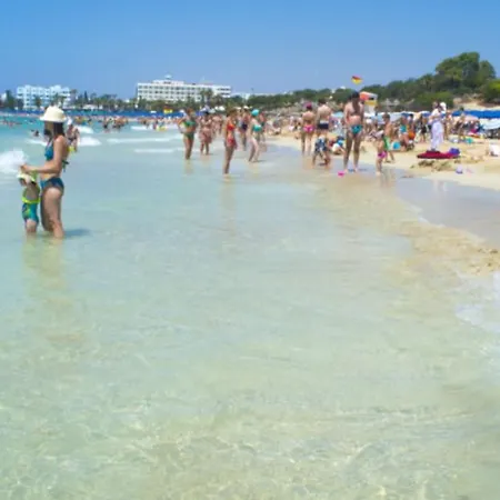Imagine Your Family Renting A Luxury Holiday Close To Paralimni's Main Attractions, 1221 וילה