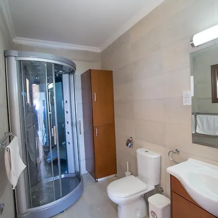 Imagine Your Family Renting A Luxury Holiday Close To Paralimni's Main Attractions, 1221 וילה פאראלימני